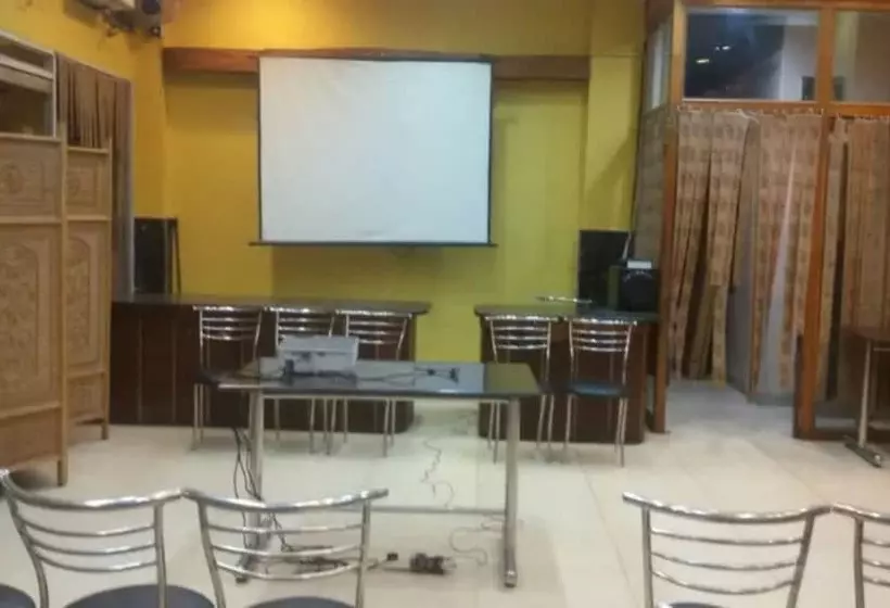 هتل Goroomgo City Centre Agartala