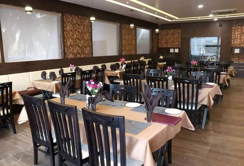 ホテル The Grand Astoria Somnath