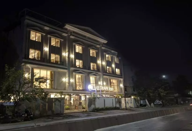 ホテル Treebo Premium Median Inn