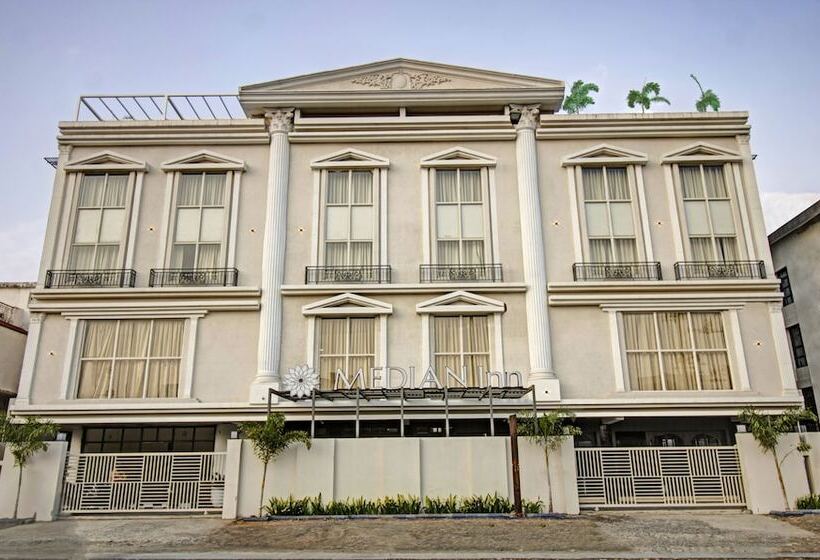 هتل Treebo Premium Median Inn