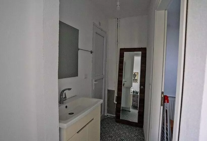 Kahraman Apart