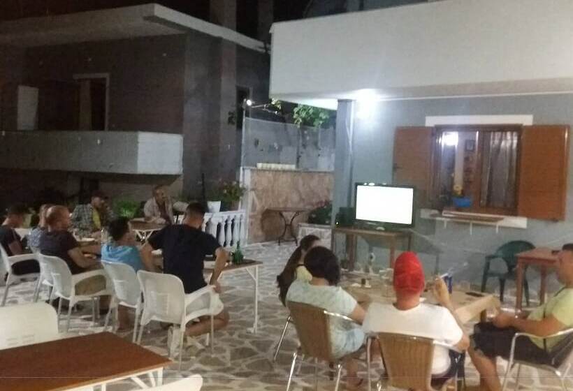 پانسیون Double Room With Private Bathroom Kitchen Balcony