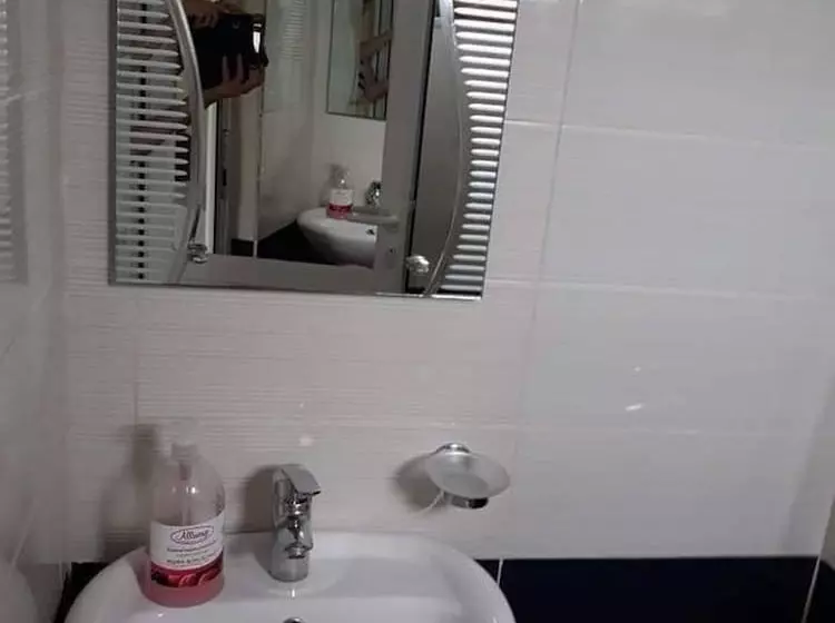 پانسیون Double Room With Private Bathroom Kitchen Balcony