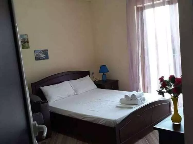 پانسیون Double Room With Private Bathroom Kitchen Balcony