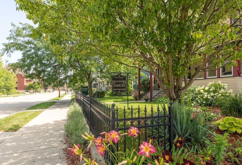 تختخواب و صبحانه Braywood Inn