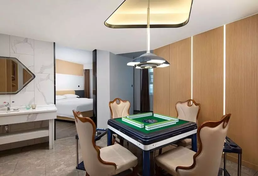 Microtel By Wyndham Miluo Downtown