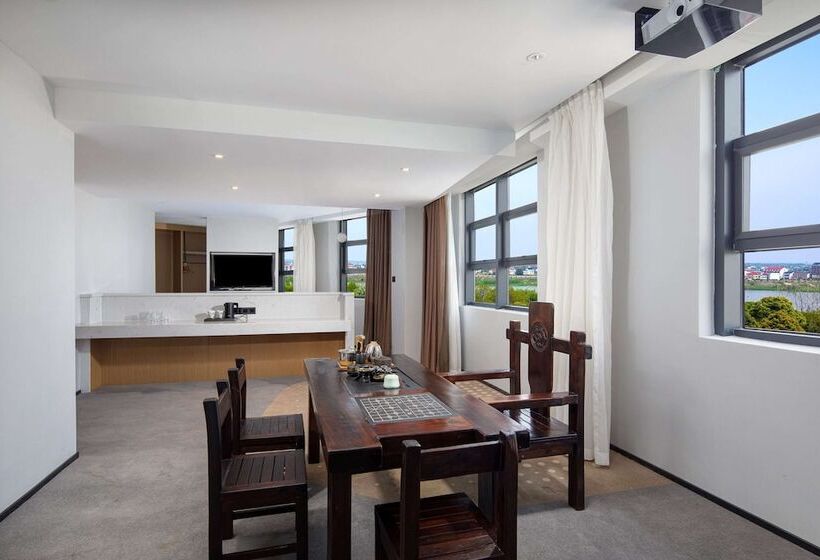 Microtel By Wyndham Miluo Downtown