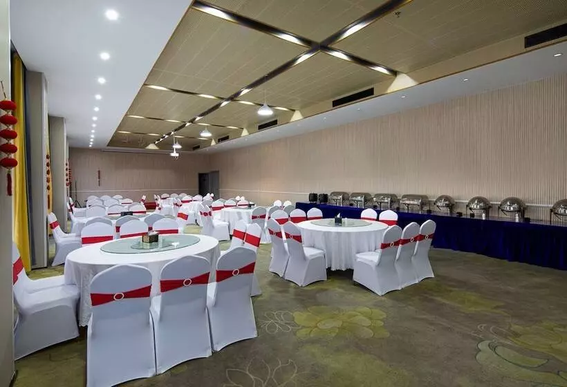 Microtel By Wyndham Miluo Downtown