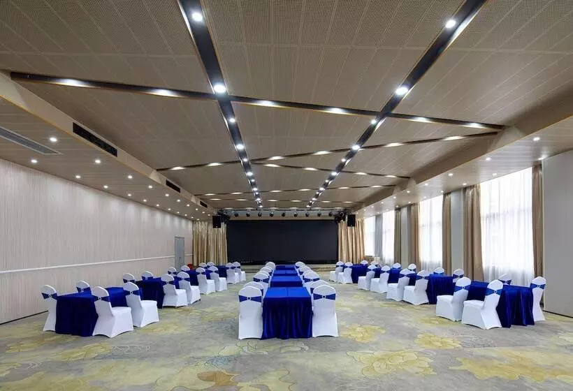 Microtel By Wyndham Miluo Downtown