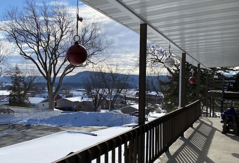 פנסיון Little Bluff Inn