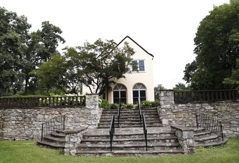 بنسيون Surrey Williamson Inn