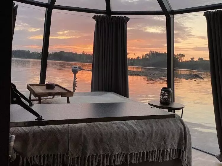 Majatalo Yggdrasil Igloo Water Huts