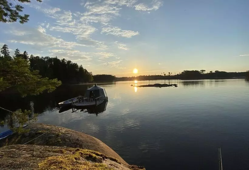 Majatalo Yggdrasil Igloo Water Huts
