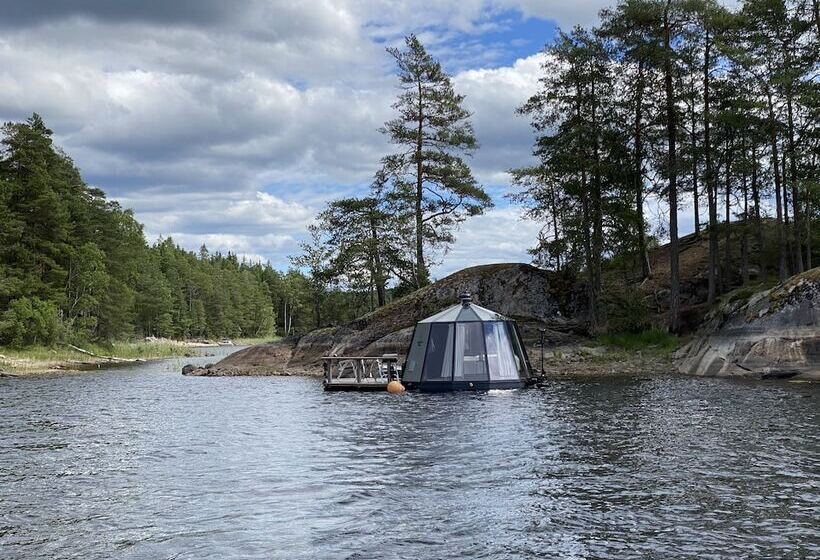 Pensió Yggdrasil Igloo Water Huts
