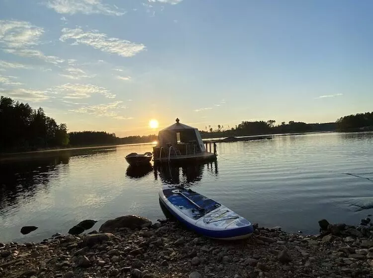 Majatalo Yggdrasil Igloo Water Huts