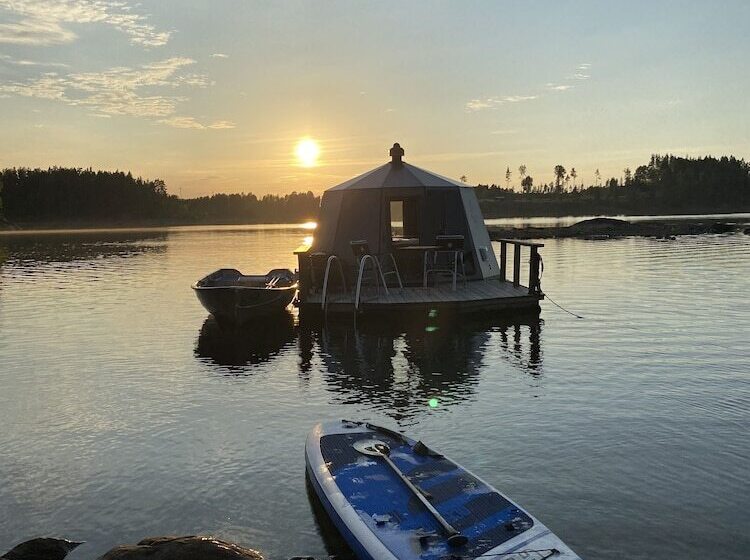 Pensió Yggdrasil Igloo Water Huts