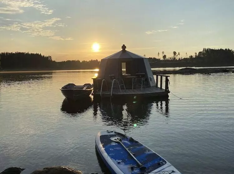 Majatalo Yggdrasil Igloo Water Huts