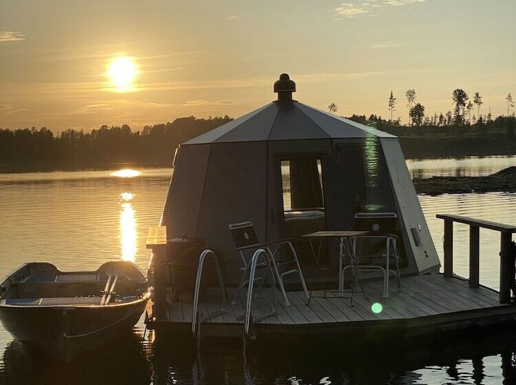 Pensió Yggdrasil Igloo Water Huts