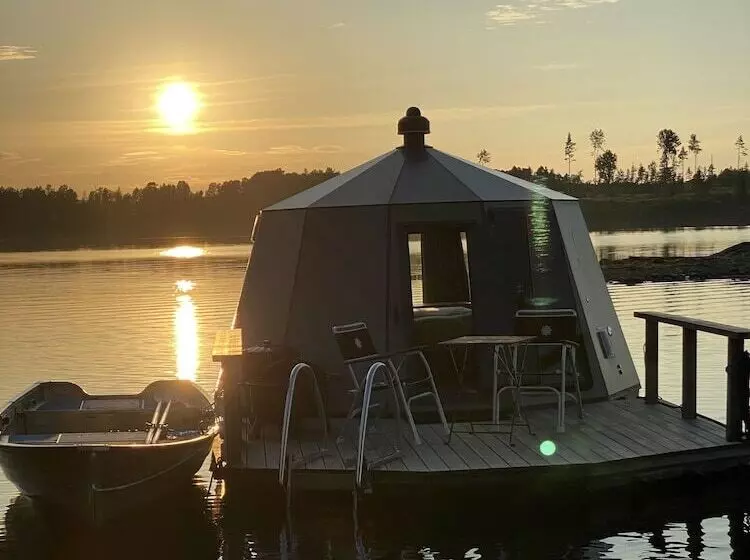 Majatalo Yggdrasil Igloo Water Huts