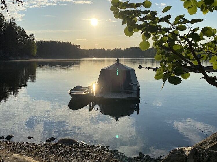 Pensió Yggdrasil Igloo Water Huts