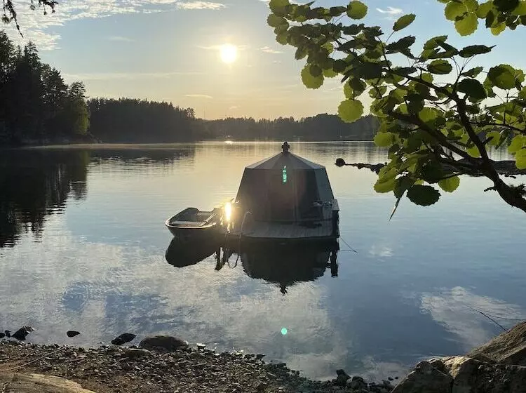 Majatalo Yggdrasil Igloo Water Huts