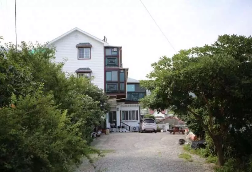Geojedo Gyejeoryeohaeng Pension