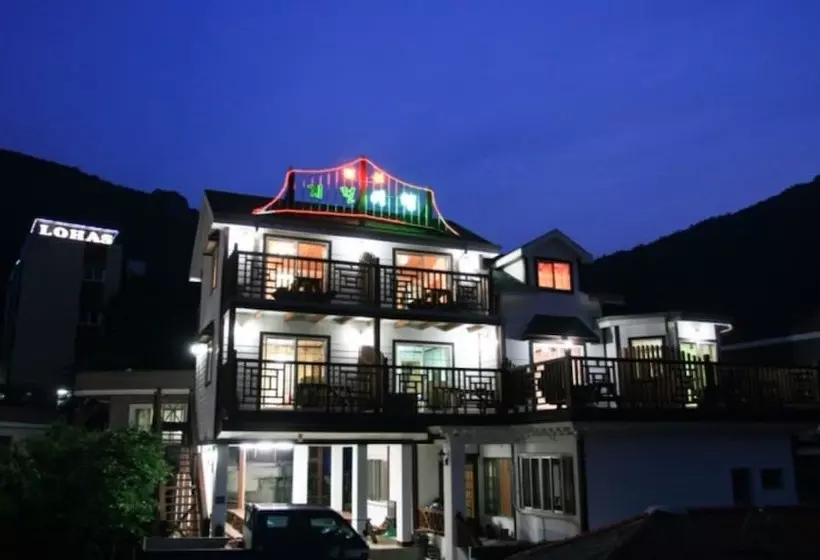 Geojedo Gyejeoryeohaeng Pension