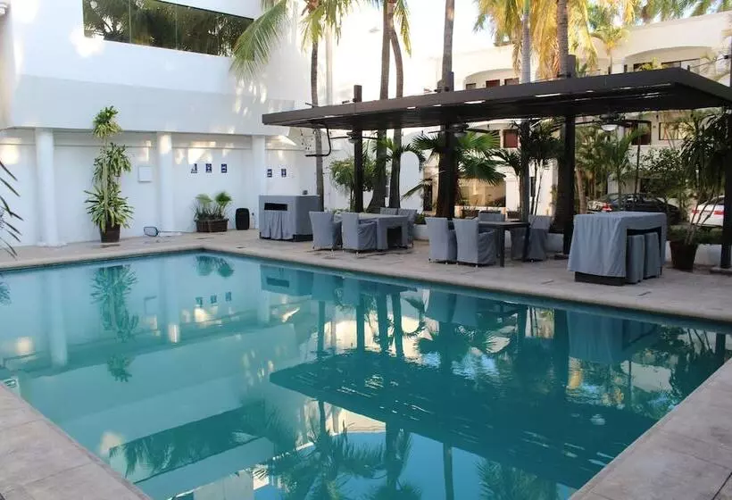 ホテル Wyndham Garden Los Mochis Plaza Inn