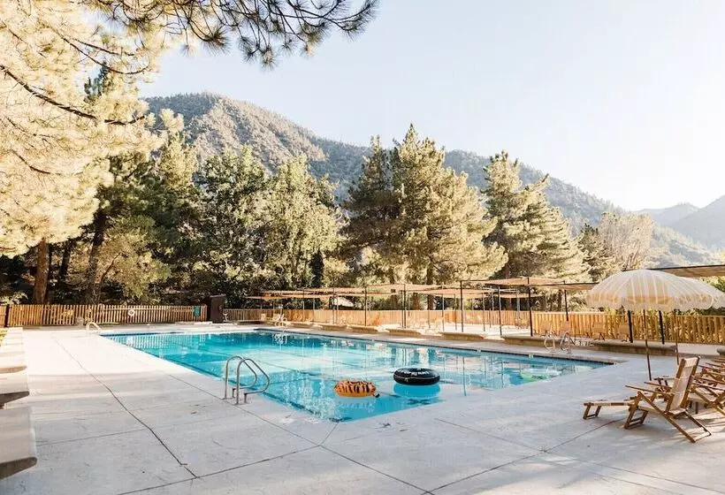 リゾートホテル Huttopia Paradise Springs