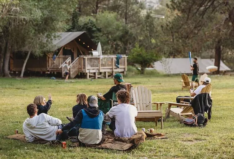 リゾートホテル Huttopia Paradise Springs