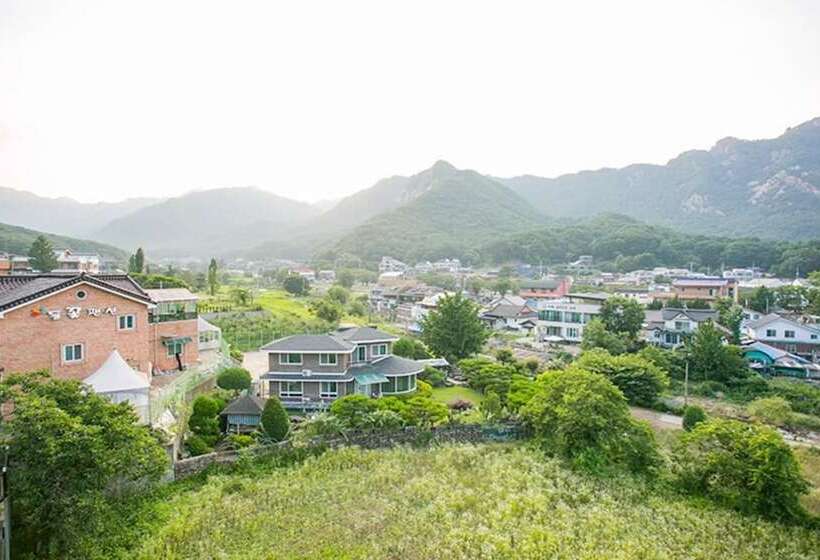 Gongju Donghaksa Moodwa Pension