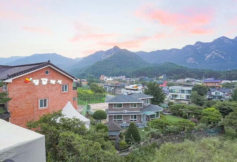 Gongju Donghaksa Moodwa Pension