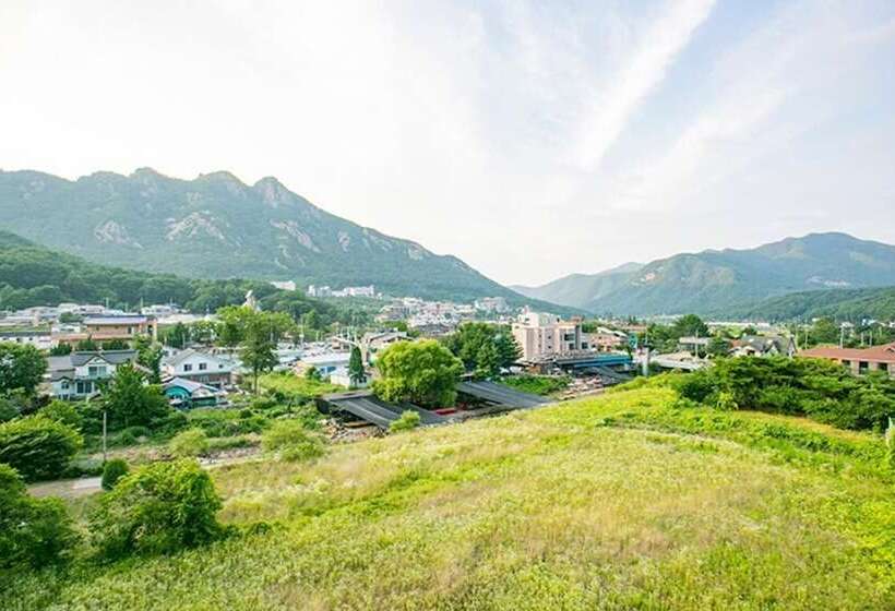 Gongju Donghaksa Moodwa Pension