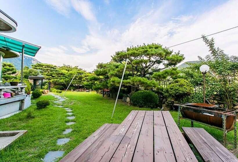 Gongju Donghaksa Moodwa Pension