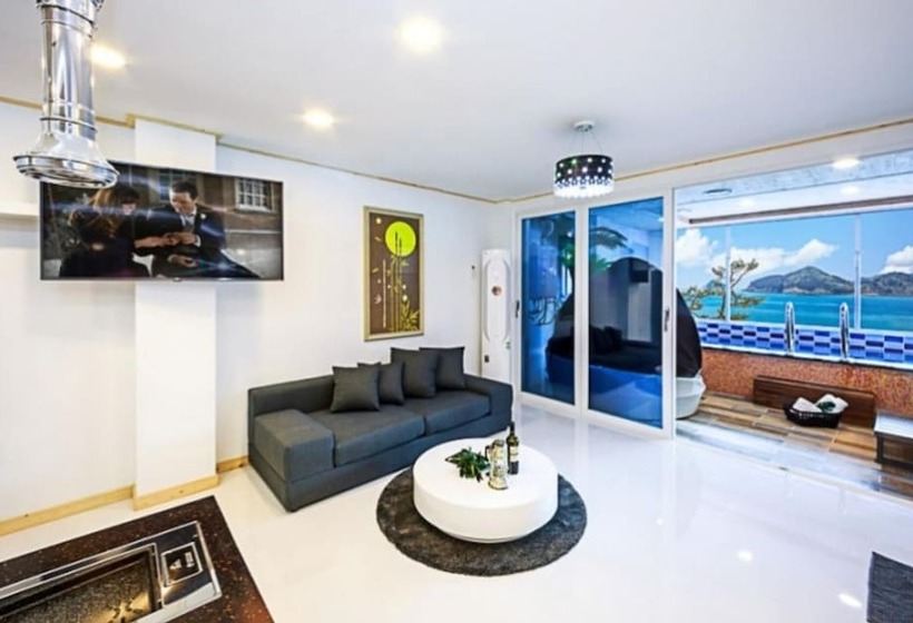 بنسيون Nanhae Jeogsila Pool Villa