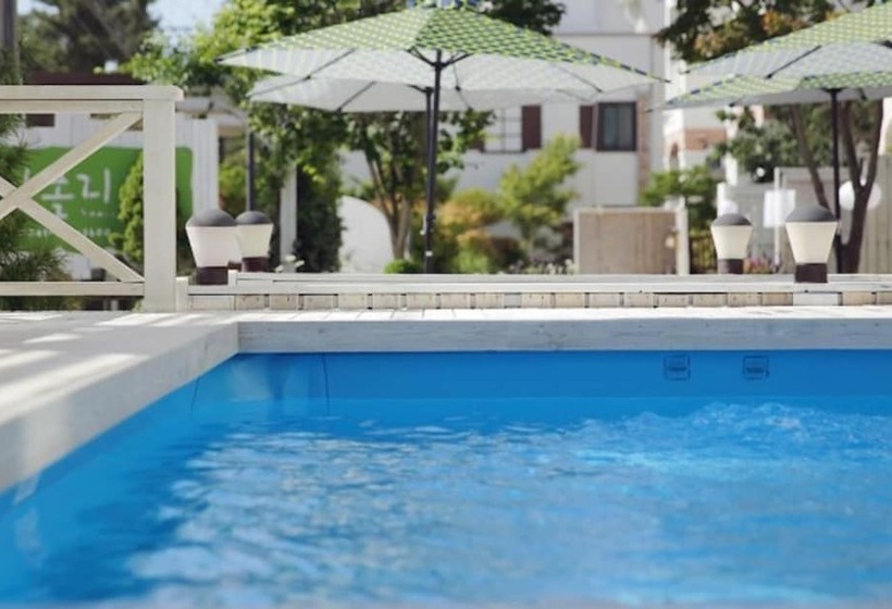 Taean Napoli Pension