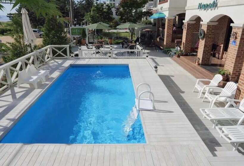 Taean Napoli Pension