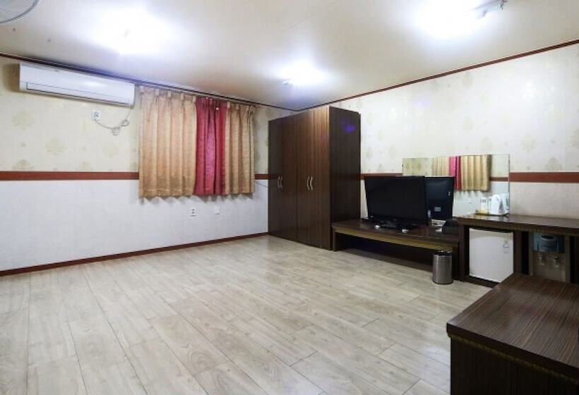 Motel Tongyeong Crown
