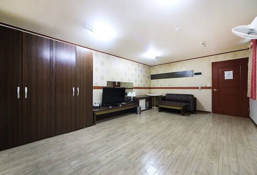 Motel Tongyeong Crown