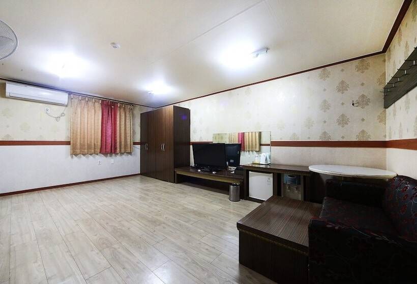 Motel Tongyeong Crown
