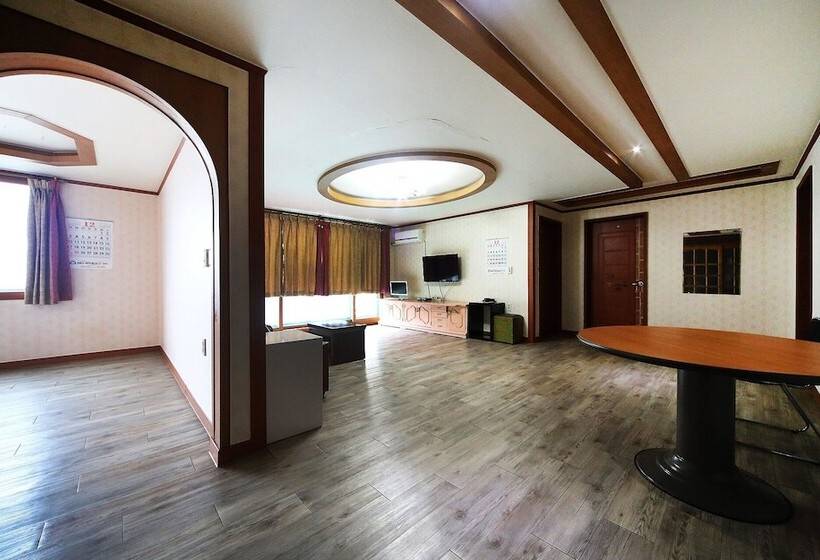 Motel Tongyeong Crown