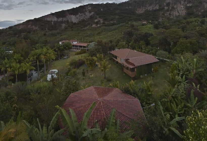 Отель Inti Kamari Wellness Lodge Retreat Center & Farm