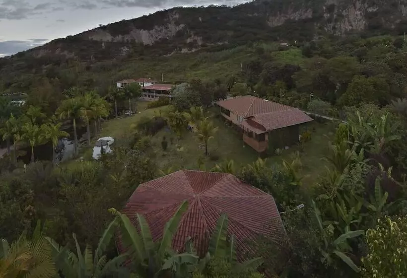 ホテル Inti Kamari Wellness Lodge Retreat Center & Farm