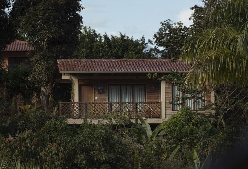 Отель Inti Kamari Wellness Lodge Retreat Center & Farm