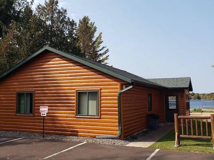 בית מלון כפרי Lena S Northern Pines Resort