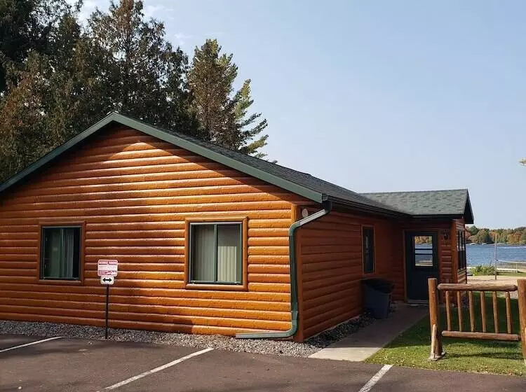 Hotelli Lena S Northern Pines Resort