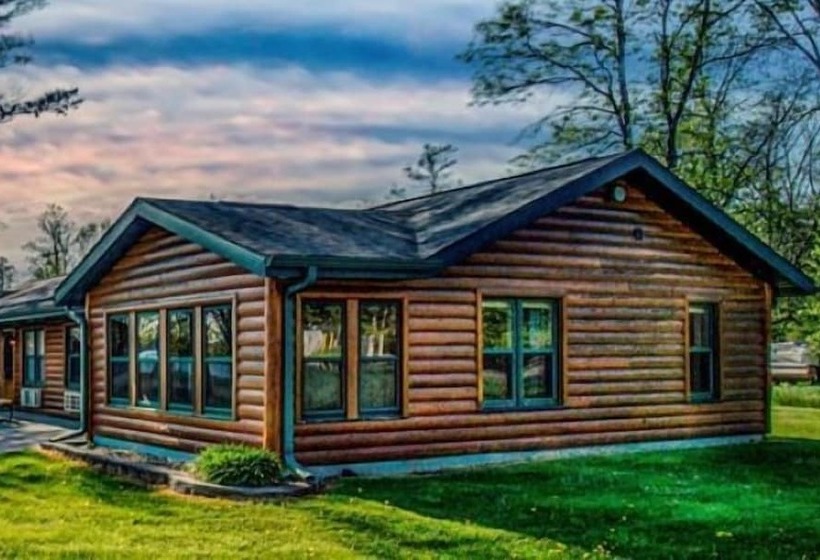 בית מלון כפרי Lena S Northern Pines Resort