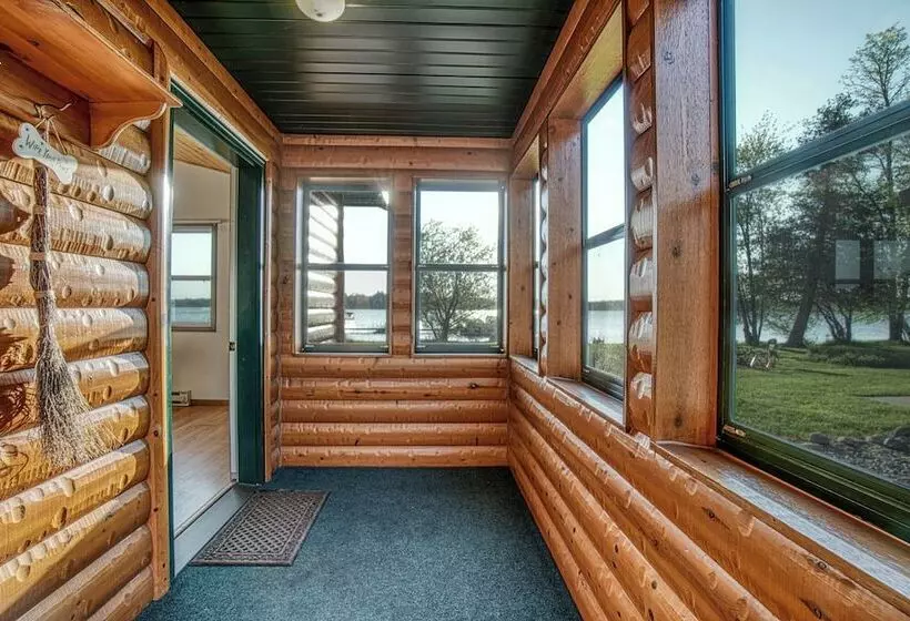 Hotelli Lena S Northern Pines Resort