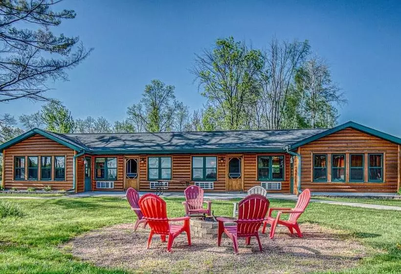 Hotelli Lena S Northern Pines Resort