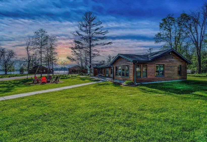 Hotelli Lena S Northern Pines Resort